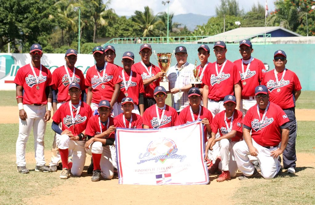 El cronista deportivo Santana Martínez entrega el trofeo de campeón en la categoría sénior a la representación de la República Dominicana